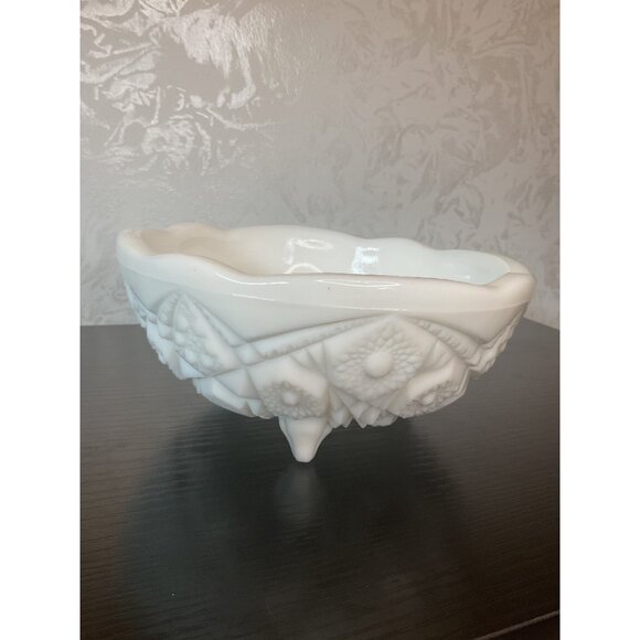 White Vintage Milk Glass Dish/Bowl With Intricate Star & Daisy Pattern Decorativ - Picture 5 of 8